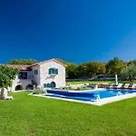 Oravec Mit Garten- Grill Und Terrasse By Interhome Tatil Evi *